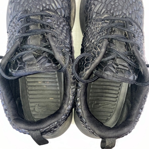 Nike 6 1/2 Women’s Roshe one triple Black Textured Sneakers - Picture 3 of 14